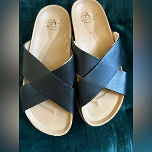 Women’s Aquatalia Criss Cross Leather Slides 🌵10